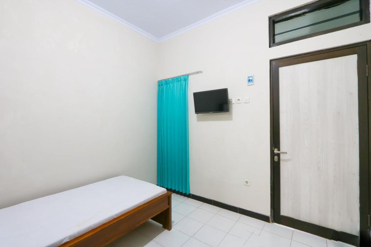 Oyo 3187 Kost Putri Bu Chris Ξενοδοχείο Jembel Εξωτερικό φωτογραφία