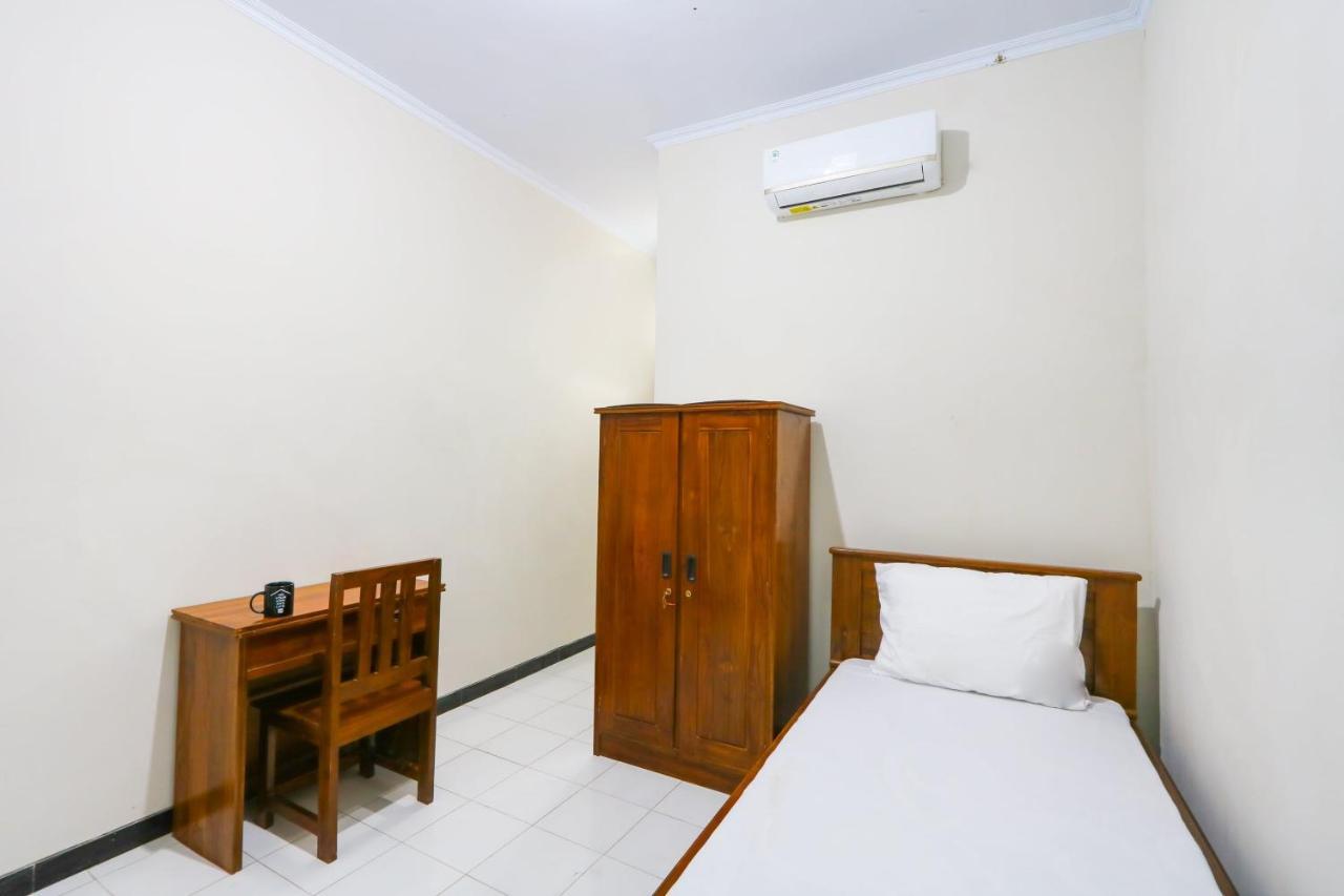 Oyo 3187 Kost Putri Bu Chris Ξενοδοχείο Jembel Εξωτερικό φωτογραφία